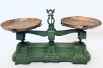 Antiga balança Conteville Force 5 kg. Med. 44x24x18,5 cm.