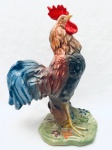 Grande galo em faiança, pintado à mão. Med. 39x28 cm.