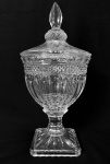 Grande Compoteira em demi cristal com belíssima lapidação. Med. Alt. 40 cm. Diâm. 19 cm.