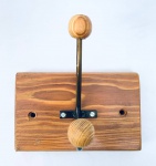 Cabideiro em Pinho de Riga com um gancho. Med. 15,5x10 cm.
