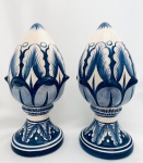 Par de pinhas em faiança, pintadas à mão na cor azul. 31x16 cm.