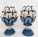 Par de pinhas em faiança, parte superior aberta, podendo ser utilizada como porta velas, pintadas à mão na cor azul. 31x16 cm.