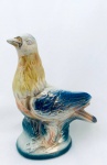 Escultura de pássaro em faiança com linda policromia. Med. 20x15 cm.