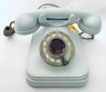 Antigo telefone em baquelite na cor cinza, com discador manual. Não testado. Med. 14x25x18 cm.