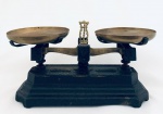 Antiga balança de 2 kg, com dois pratos em metal dourado. Med. 28x18 cm.