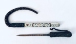 Antigo punhal, bainha com chicote e pega em couro, parte central em osso e madrepérola, com pequenas faltas. Med. 70 cm.