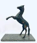 Escultura de cavalo em bronze, base em granito. Med. 41x36x14 cm.