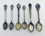 Seis colheres de coleção, em prata. Med. maior: 12,5 cm. menor: 10 cm. Peso: 72 g.