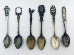 Seis colheres de coleção, em prata. Med. maior: 11,5 cm. menor: 10,5 cm. Peso: 63.3 g.