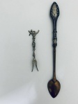 Uma colher e um garfo, ambos em prata. Med. Colher: 17,5 cm. Garfo: 7,5 cm. Peso: 10 g.