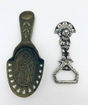 Um abridor em prata 925 contrastado e uma colher em prata 835 contrastada. Med. Abridor: 7,5 cm. Colher: 10,5 cm. Peso: 59.7 g.