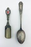 Um infusor de chá em prata 875, contrastado e uma colher em prata 800, contrastada. Med. Coador: 14 cm. Colher: 11 cm. Peso: 47.9 g.