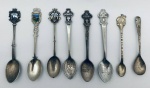 Oito colheres de coleção em metal. Med. Maior: 11 cm. Menor: 10,5 cm.