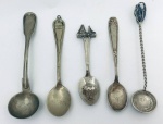 Cinco colheres diversas em metal. Med. Maior: 14,5 cm. Menor: 11 cm.