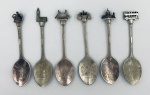 Seis colheres diversas, souvenir, cabo com símbolos ingleses, em metal. Med. 10,5 cm.
