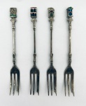 Quatro garfos, souvenir, em metal. Med. 13,5 cm.