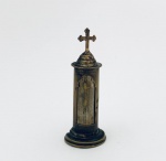 Raro oratório bala, feito com capisa de cartucheira em metal, séc. XIX. Med. 6,5 cm.