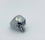 Anel em feitio de caveira em metal. Med. 3,5x2,5 cm.
