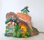 Lindo abajur infantil em formato de chapéu, representando casa, em louça. Iluminação branda, ideal para quarto de criança. Instalação elétrica em perfeito estado. Med. 17x14 cm.