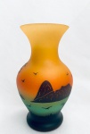 Ravagnani  Vasinho/floreira em pasta de vidro, com paisagem do Rio de Janeiro, assinado Ravagnani. Med. 15x9 cm.