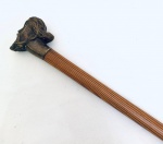 Colecionismo - Bengala em Pinho de Riga e castão representando homem em bronze, ponteira em metal. Med. 91 cm.