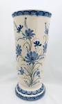 Vaso em faiança com pintura à mão, floral na cor azul. Med. Alt. 32 cm. Diâm. 15,5 cm.