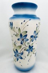Grande vaso em faiança com pintura à mão, floral na cor azul. Med. Alt. 40 cm. Diâm. 20 cm.