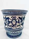 Cachepot em faiança com pintura à mão, floral com arabescos, na cor azul. Med. Alt. 23 cm. Diâm. 27 cm.