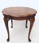 Mesa lateral americana executada em madeira nobre Carvalho, com quatro pés abaulados, suporte para apoio/anotações com puxador em uma das laterais. Peça pertenceu ao Consulado Americano. Med. 59x66x60 cm.