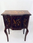 Belíssima mesa lateral executada em madeira, decorada com linda marchetaria de ramos e flores em toda peça, contendo duas gavetas, puxadores em bronze, pés abaulados. Em ótimo estado. Med. 79x56x33 cm.