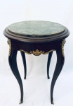 Mesa redonda executada em madeira, guarnecida com apliques em bronze no tampo, nos quatro pés e em toda sua saia (em todos os lados da peça), encimada com mármore verde, com quatro pés abaulados. Em bom estado. Med. Alt. 84 cm.  cm. Diâm. 55 cm.