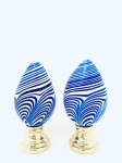 Par de pinhas em murano em espiral azul e branco, base em bronze polido. Med. 11x5 cm.