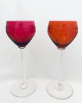 Saint Louis - Duas belíssimas taças em cristal Saint Louis, ricamente lavradas com ramagens, nas cores rosa e laranja. Med. 19x8 cm.