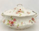 Sopeira em porcelana inglesa J&G Meakin, decorada com rosas, borda com delicados relevos e filetes em ouro. Med. 29x16x19 cm.