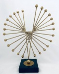 Adorno decorativo em metal dourado. Med. 22x29 cm.