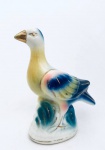 Escultura de pássaro em faiança com linda policromia. Med. 19x13 cm.