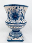 Vaso em forma de taça, com pintura floral à mão, confeccionada em faiança. Med. 22x15 cm.
