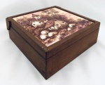 Antiga caixa em madeira com tampa em azulejo decorado com paisagem pintada à mão. Med. 17x17 cm.