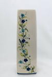 Vaso / floreira com flores pintadas à mão, em faiança, base quadrada. Med. 22x7x7 cm.