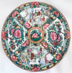 Prato em porcelana, ao gosto padrão família rosa. Med. Diâm. 26 cm.