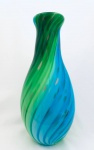 Vaso em vidro de murano nas cores azul e verde, com detalhes em partículas douradas. Med. 35x14 cm.