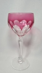 Belíssima taça em fino cristal europeu em tom rosa com lapidação dedão. Alt: 19,5 cm.