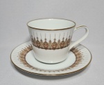 Belíssima xícara de chá em fina porcelana japonesa - Noritake, da linha Madeleine decorada com arabescos e filetada a ouro.