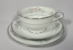 Trio para chá em fina porcelana japonesa - Noritake - Romance, decoração floral e borda filetada a prata.