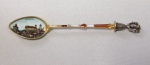 Prata de lei - Rara e belíssima colher em prata de lei contrastada com detalhes esmaltados com cidade Alemã - Nuremberg. Comp: 13 cm.