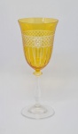 Cristal Bohemia - Belíssima taça em cristal Bohemia com rica lapidação em tom âmbar. Alt. 22 cm.