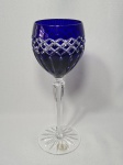 Belíssima taça em fino cristal Húngaro Ajka em tom azul com rica lapidação, fuste facetado. Alt. 21,5 cm.