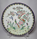 Prato em porcelana oriental, selo vermelho, pintado a mão com decoração decoração floral e passaros. Apresenta pequeno defeito no verso. Diâmetro: 30,5 cm.