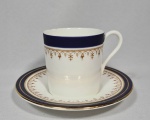 Belíssima xícara de café em fina porcelana inglesa - Aynsley (1959) decorada com arabescos, faixa em tom azul cobalto e detalhes a ouro.