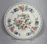 Belíssimo prato decorativo em fina porcelana Inglesa - Aynsley (1959) decorado com flores e passaro, borda filetada a ouro. Diâmetro: 21,5 cm.